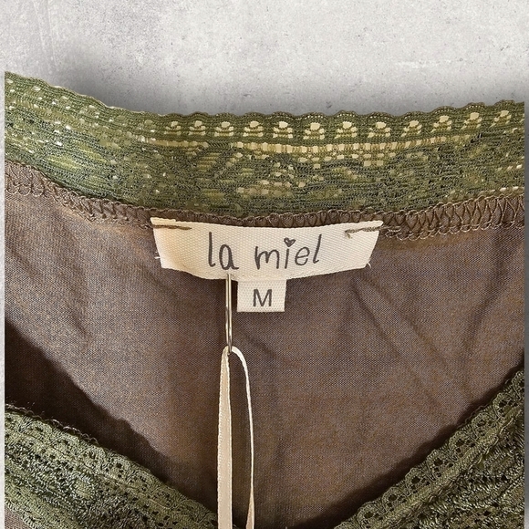 LA MIEL Gorgeous Lace Boho Short Sleeve V-Neck Top•Size Medium•Olive Green - Picture 9 of 13